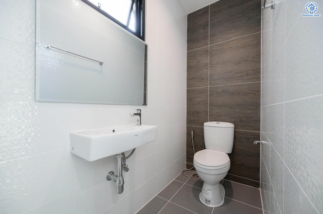 บ้านมือสองตกแต่งใหม่ โครงการ มณธานี บางแค บ้านเดี่ยว 3 ชั้นหลังมุม ดีไซน์หรูหรา เนื้อที่กว้าง 65.6 ตร.ว. พื้นที่ใช้สอย 240 ตร.ม. ฟังก์ชัน 5 ห้องนอน 4 ห้องน้ำ 2 ที่จอดรถ ฟังก์ชันครบตอบทุกไลฟ์สไตล์ บนทำเลศักยภาพ เชื่อมต่อถนนกาญจนาภิเษก ใกล้เดอะมอลล์บางแค ใกล้รถไฟฟ้าสายสีน้ำเงิน "สถานีหลักสอง" และจุดขึ้นทางด่วน "กาญจนาภิเษก"